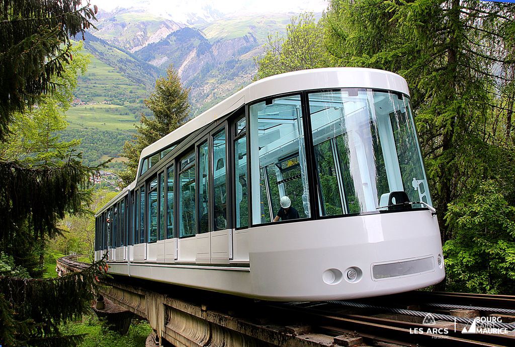 Funiculaire pour se rendre à la location aux Arcs 1800